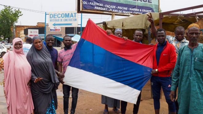 Simpatizantes del golpe de Estado en Níger ondean una bandera rusa.