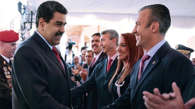 Nicolás Maduro saluda al nuevo vicepresidente Tareck El Aissami.