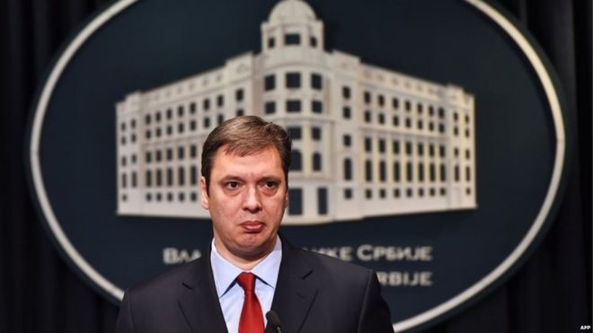 Премьер-министр Сербии Александр Вувич смотрит на пресс-конференцию в Белграде.