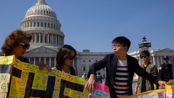 黃之鋒曾赴美爭取美國國會通過《香港人權與民主法案》。