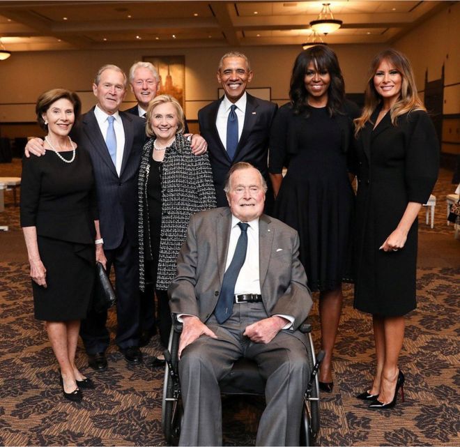 Джордж Буш-старший на похоронах Барбары Буш в окружении бывших президентов