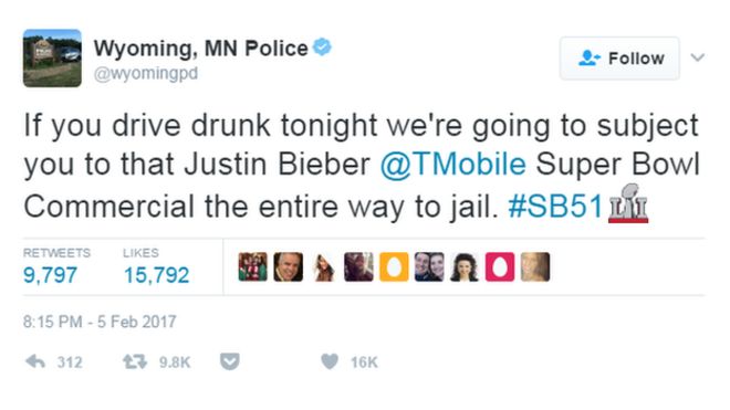 Вайоминг, штат Миннесота, полицейский твит: «Если вы будете водить машину в нетрезвом виде сегодня вечером, мы собираемся подвергнуть вас этому Джастину Биберу @TMobile Super Bowl Commercial весь путь в тюрьму # SB51».
