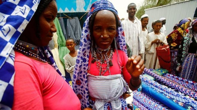 16 апреля 2017 года суданские женщины ходят по магазинам на рынке Ум-Багер рядом с национальным заповедником Диндер, охраняемым районом в 480 километрах от столицы Хартум, в южном штате Судан Сеннар. Семьи сократили есть фрукты