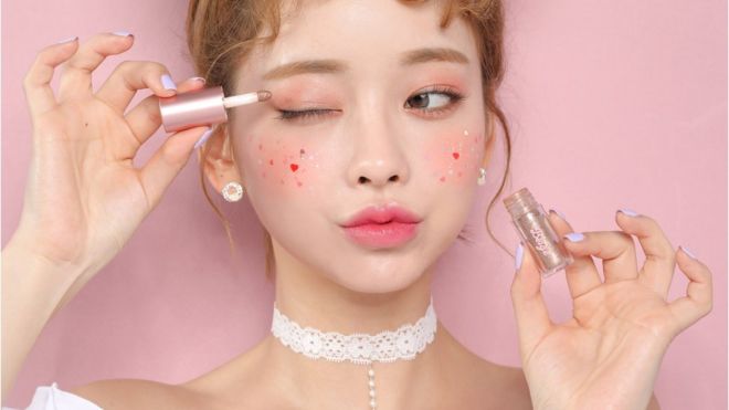 A model wearing Beige Chuu Korean makeup
