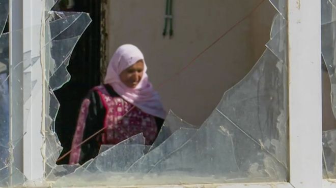 Amal Awad obeserva los daños causados a su casa en Cisjordania.