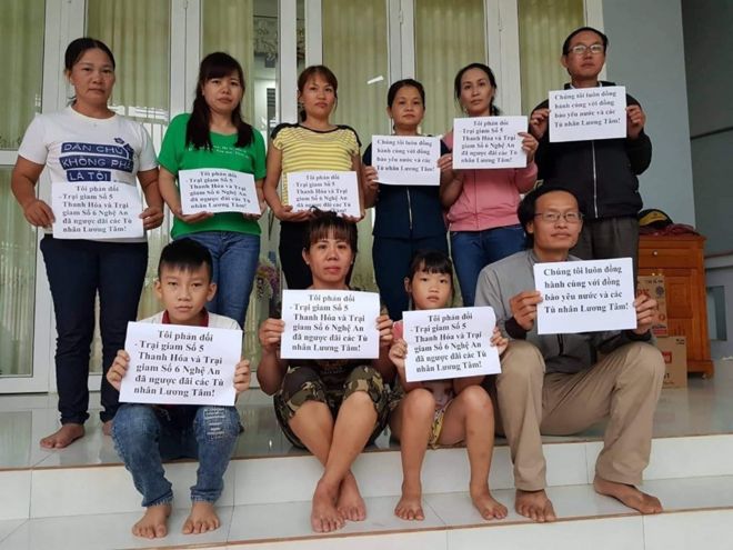 Người thân của một số tù nhân chính trị tại Việt Nam phản đối chính sách mà họ cho là 'ngược đãi' của nhà tù