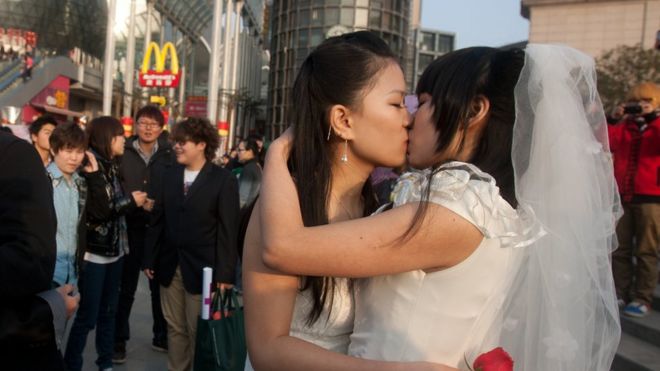 Гей-пара целуется на торжественной свадьбе в Ухане в китайской провинции Хубэй в 2011 году