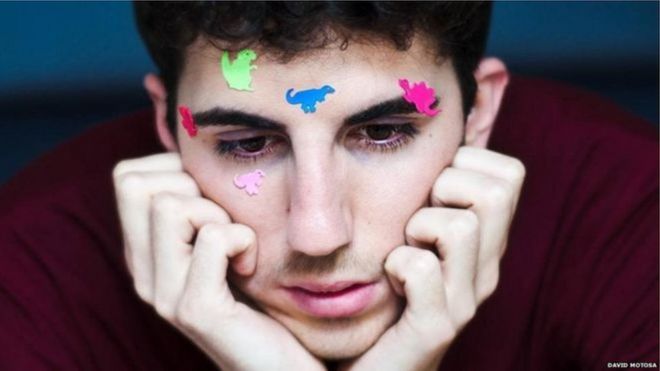 सोचता हुआ एक लड़का