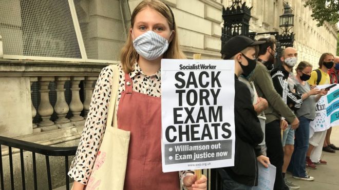 Студенты протестуют против занижения результатов A-level в Англии