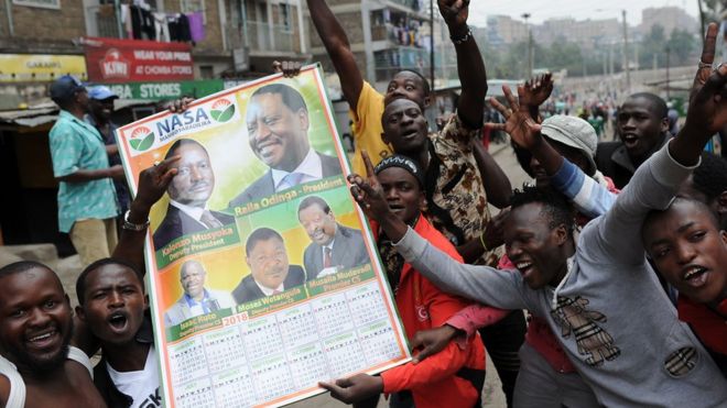 На снимке сторонники оппозиционного кандидата Раила Одинга празднуют на улице