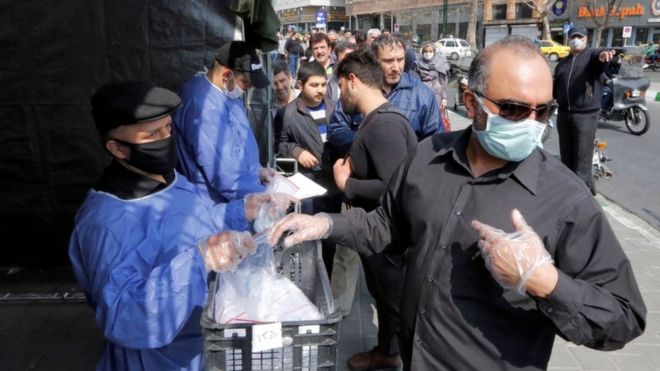 طابور من الإيرانيين في العاصمة الإيرانية في انتظار اختيار فيروس كورونا