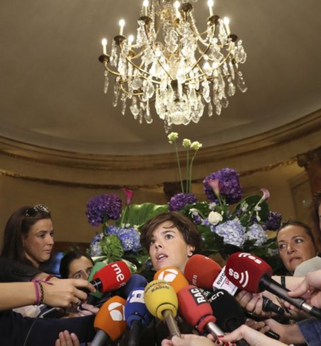 Мария Сорайя Санс де Сантамара Антона окружена прессой в Мадриде, 22 сентября 2017 года
