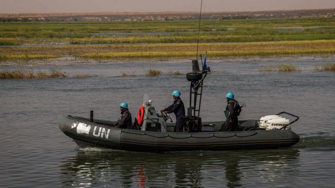 Миротворцы на лодках на реке Нигер, Мали