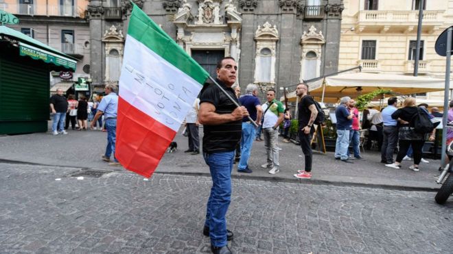 Сторонник движения "Пять звезд" держит итальянский флаг