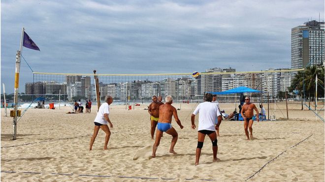 Idosos jogam vôlei de praia em Copacabana no Rio de Janeiro