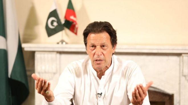 Pemerintahan Perdana Menteri Imran Khan mencabut pencalonan setelah ditekan kelompok berhaluan Islam.