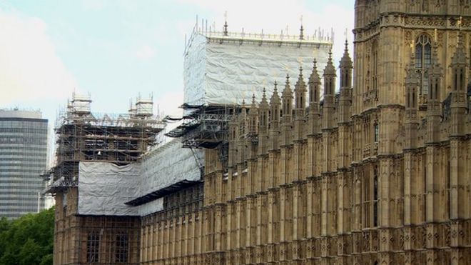 Строительные леса в здании парламента