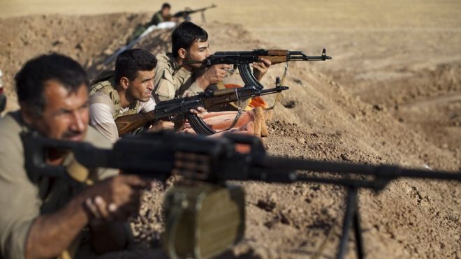 Бойцы курдских пешмерга на линии фронта в районе Гвер, к югу от Эрбиля, Ирак (15 сентября 2014 года)