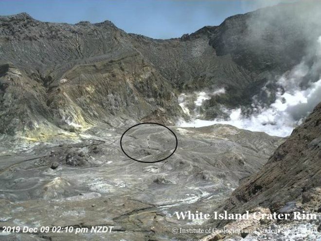 Кадры из прямой трансляции показывают кратер за несколько минут до извержения