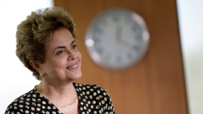 Президент Бразилии Дилма Руссефф улыбается во время встречи с Генеральным секретарем Организации американских государств (ОАГ)