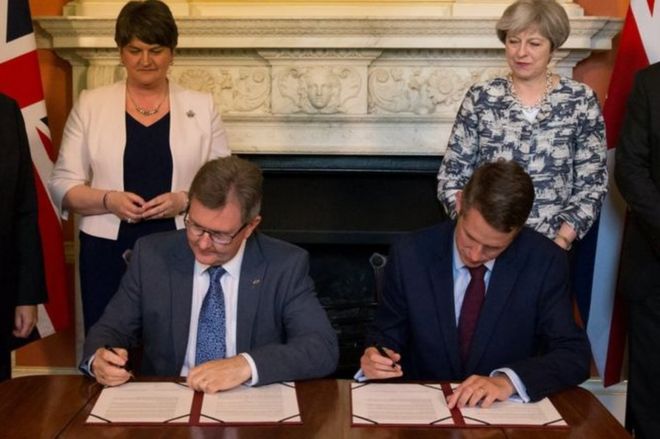 Депутат от DUP сэр Джеффри Дональдсон и глава Tory Whip Гэвин Уильямсон подписали соглашение перед лидерами своих партий