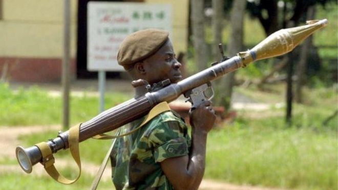Солдат баньямуленге, верный Жан-Пьеру Бембе, лидеру Конголезского освободительного движения (ДОК), держит гранатомет 08 ноября 2002 года к северу от Банги.