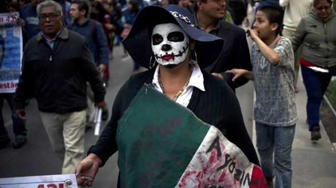 Родственники 43 пропавших мексиканских студентов участвуют в акции протеста в Мехико 26 января 2016 года