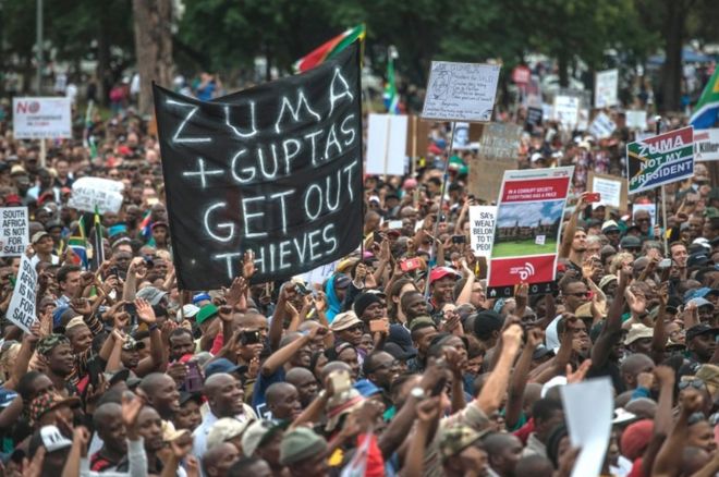 Десятки тысяч южноафриканцев из различных политических и общественных групп маршируют к зданиям Союза, чтобы выразить протест против президента Южной Африки и потребовать его отставки 7 апреля 2017 года в Претории.