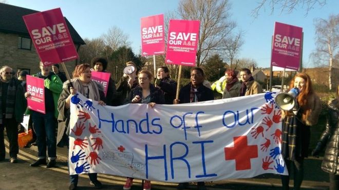 Протест о планах закрыть отделение неотложной помощи в Королевском лазарете Хаддерсфилда