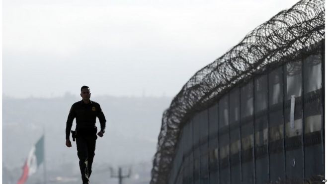 Американский пограничник патрулирует забор, разделяющий Тихуану в Мексике и Сан-Диего в Сан-Диего