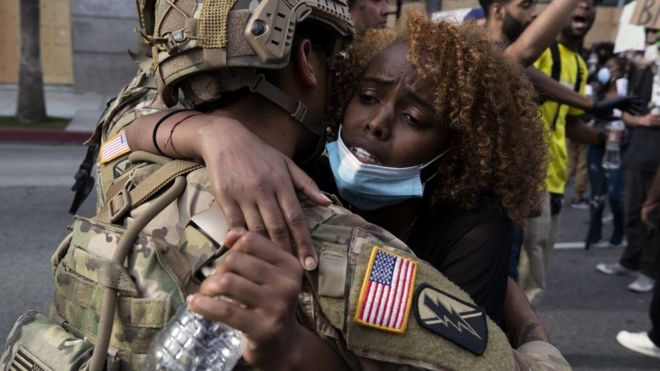 национальная гвардия и протестующая