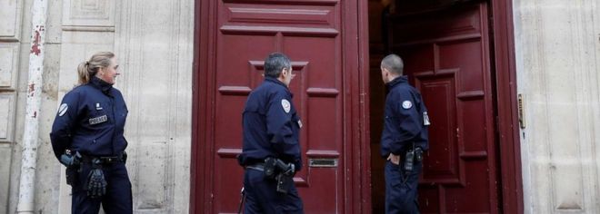 Полиция охраняет резиденцию отеля, где Ким Кардашьян Уэст был ограблен под дулом пистолета (3 октября 2016 года)