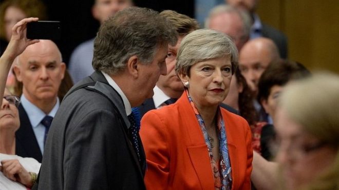 Theresa May wakati wa kuhesabiwa kwa kura eneo lake la Maidenhead