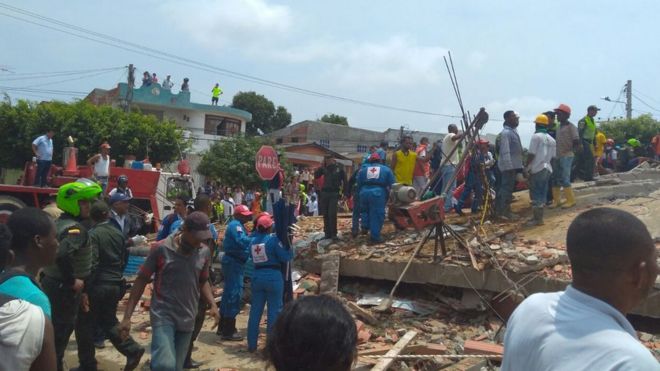 Rescatistas trabajan en el edificio colapsado