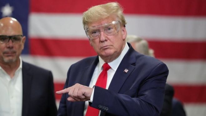 US President Donald Trump wears goggles during a visit to a factory in Phoenix, Arizona. Photo: 5 May 2020