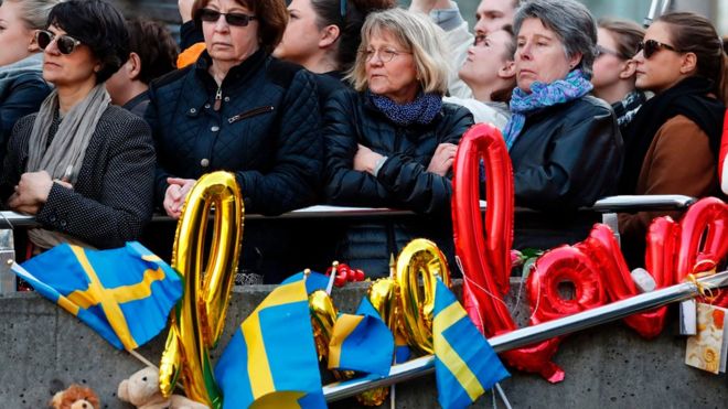 Люди присутствуют на церемонии поминовения на площади Сергельс Торг в Стокгольме, Швеция, 9 апреля 2017 года