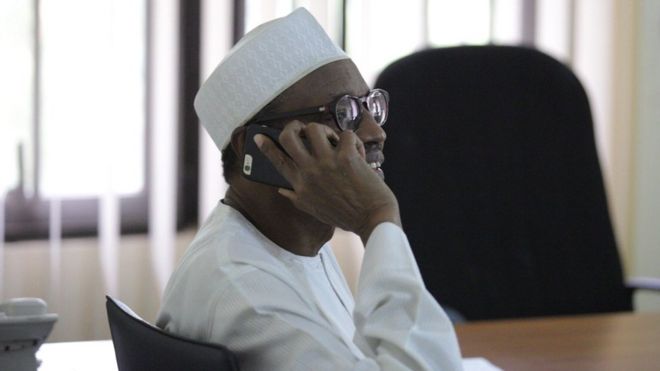 Мухаммаду Бухари говорит по телефону с Гудлаком Джонатаном после победы на президентских выборах в Нигерии, 31 марта 2015 года