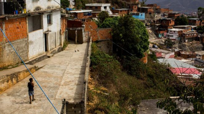 Luiz anda no bairro onde mora