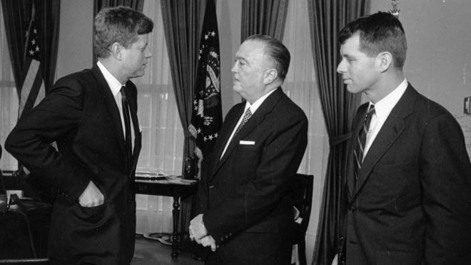 Американский президент Джон Ф. Кеннеди (1917 - 1963) в Белом доме со своим братом генеральным прокурором Робертом Кеннеди (1925 - 1968) и главой ФБР Дж. Эдгаром Гувером (1895 - 1972)