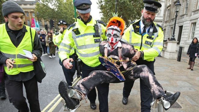 Manifestante do Extinction Rebellion é detido pela polícia durante protesto no centro de Londres
