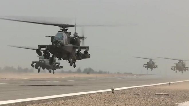 На снимке, взятом из раздаточного видео, выпущенного министерством обороны Египта 25 ноября 2017 года, изображены штурмовые вертолеты Apache египетской армии США, летающие с аэродрома