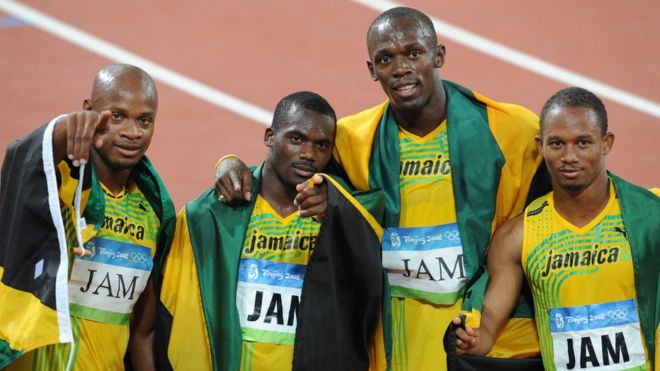El relevo de Jamaica que ganó la medalla de oro en 2008: Asafa Powell, Nesta Carter, Usain Bolt y Michael Frater.
