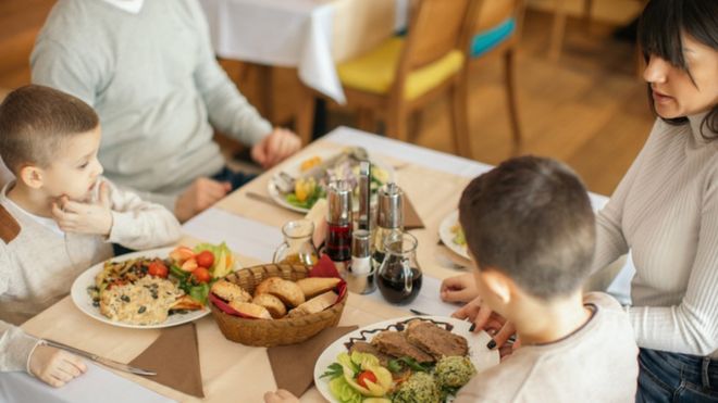 Crianças em restaurante