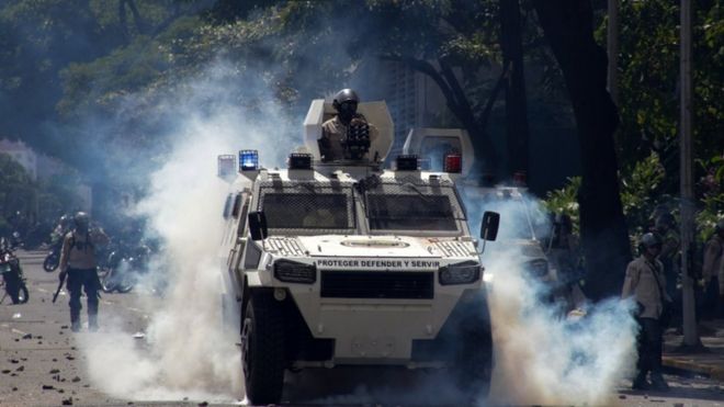 Столкновения демонстрантов с полицией во время акции протеста в Каракасе, Венесуэла, 08 апреля 2017 года