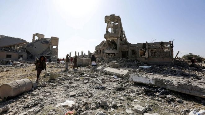 Обломки здания, пострадавшего от авиаудара коалиции под руководством Саудовской Аравии в Сане 1 сентября 2019 г.