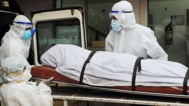 Dalam foto yang diambil pada 12 September 2023 ini, para petugas kesehatan yang mengenakan alat pelindung sedang memindahkan jenazah seseorang yang meninggal karena infeksi virus Nipah di satu rumah sakit swasta di Kozikode, di Negara Bagian Kerala, India.