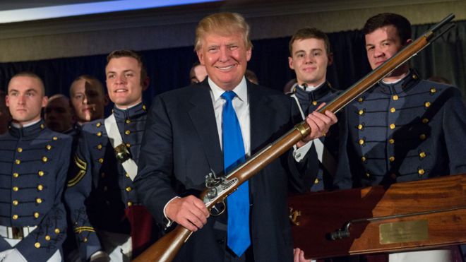 Donald Trump portando un rifle durante un evento republicano