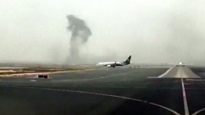 На этом изображении, снятом на видео, видно, как дым поднимается после крушения рейса Эмирейтс в международном аэропорту Дубая в среду, 3 августа 2016 года.