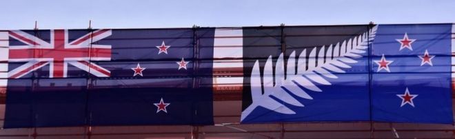 Существующий флаг Новой Зеландии и Серебряный папоротник демонстрируются в Веллингтоне