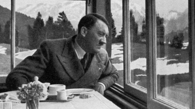 Hitler olha pela janela
